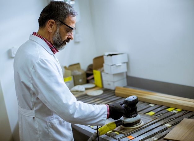 Ver en ingeniero en el laboratorio examina baldosas cerámicas