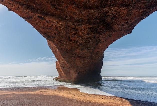 Ver el interior del arco en la playa de Legzira