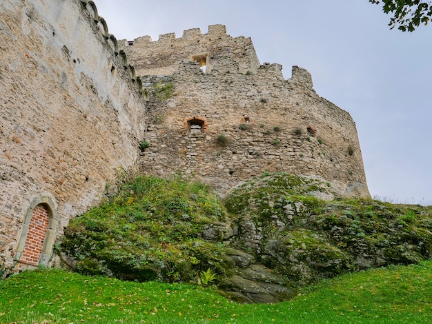 Ver en el interior de las ruinas del castillo medieval en la Baja Silesia, Polonia