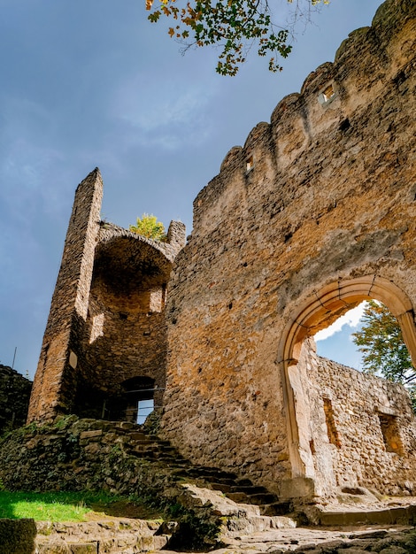 Ver en el interior de las ruinas del castillo medieval en la Baja Silesia, Polonia