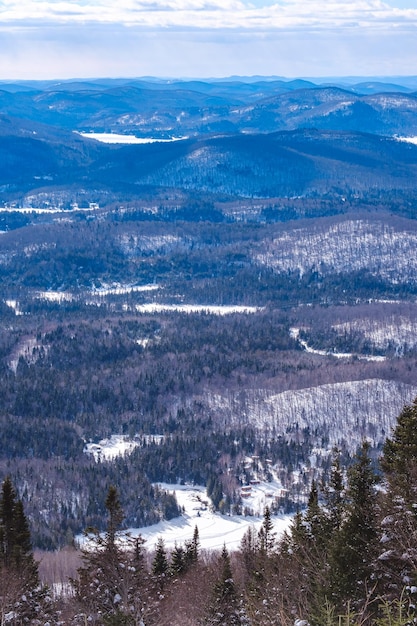 Ver en invierno en las montañas cubiertas de nieve de Laurentides desde la cima del monte Kaaikop en Quebec