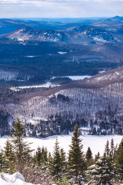 Ver en invierno en las montañas cubiertas de nieve de Laurentides desde la cima del monte Kaaikop en Quebec