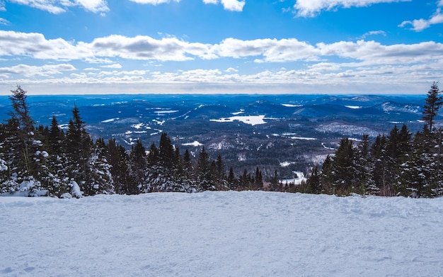 Ver en invierno en las montañas cubiertas de nieve de Laurentides desde la cima del monte Kaaikop en Quebec