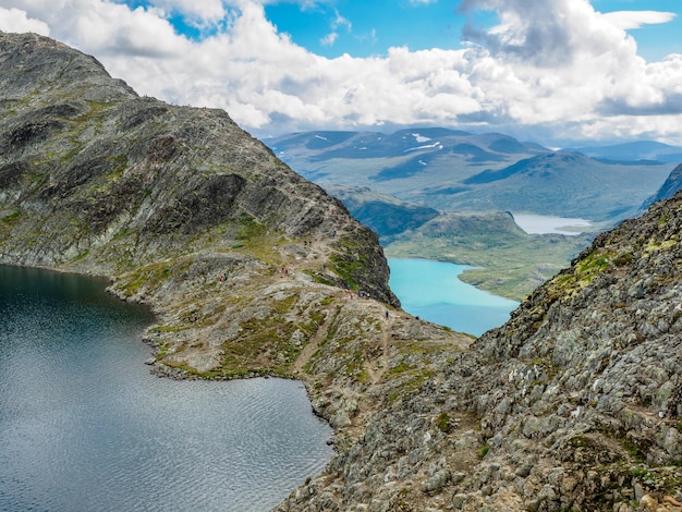 Ver el lago gjende desde la famosa ruta de senderismo Besseggen Noruega