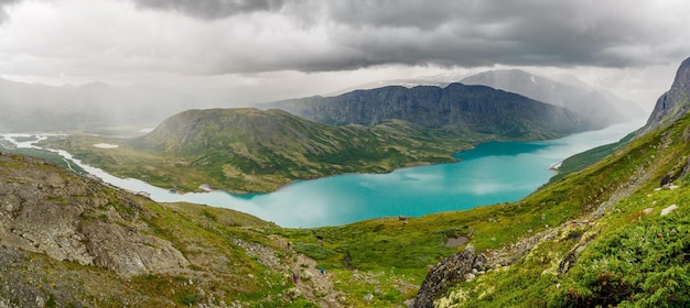 Ver el lago gjende desde la famosa ruta de senderismo Besseggen Noruega