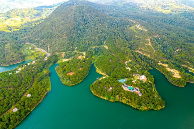 Ver el lago Tuyen Lam visto desde arriba con agua azul e islas paradisíacas debajo dan a este lugar