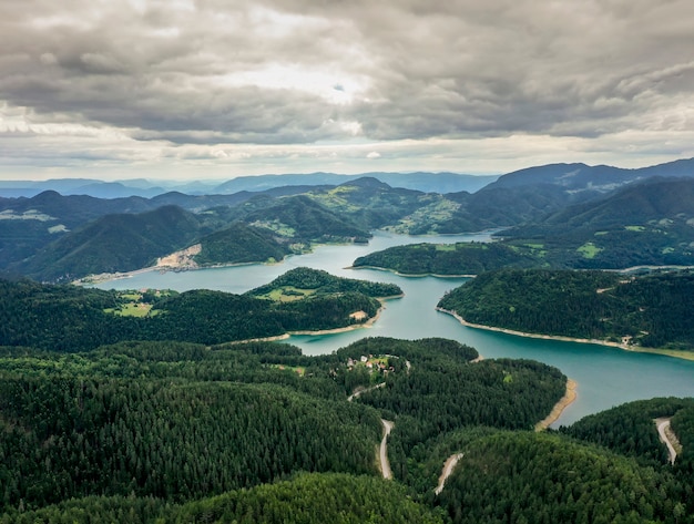 Ver en el lago Zaovine desde la montaña Tara en Serbia