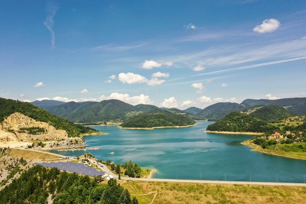 Ver en el lago Zaovine desde la montaña Tara en Serbia