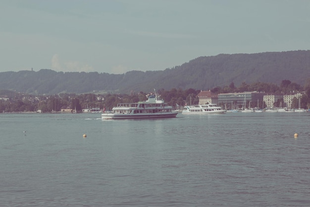 Ver en el lago de Zurich y escenas de las montañas, Zurich, Suiza, Europa. Clima soleado, cielo de color azul