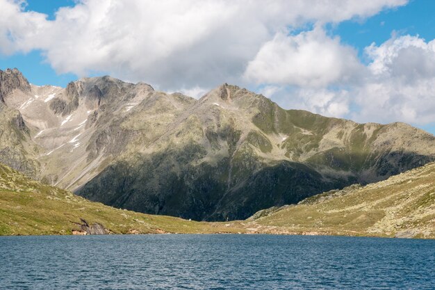 Ver los lagos de Marjelen, escenas en las montañas, ruta del gran glaciar Aletsch en el parque nacional de Suiza, Europa. Paisaje de verano, cielo azul y día soleado.