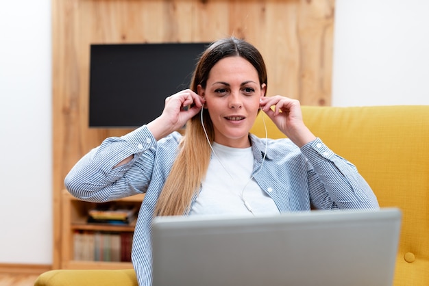 Ver lecciones en línea, leer blogs de Internet, aprender cosas nuevas, dar lecciones de conferencias, reunión de clase virtual, trabajo de oficina remota, idea de presentación por computadora