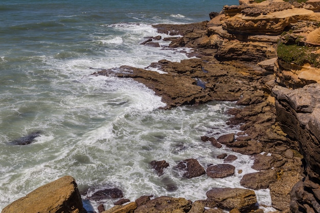 Foto ver en la línea de costa rocas en el océano