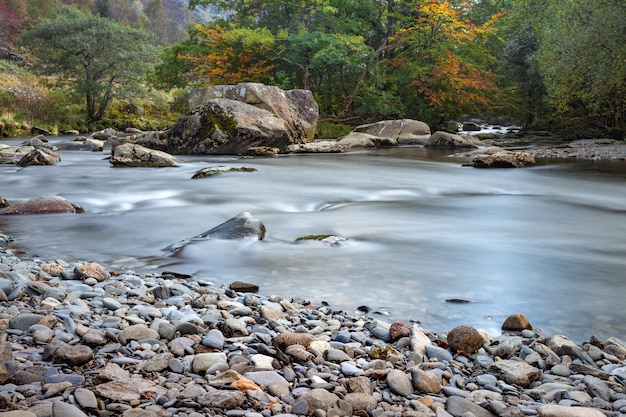 Foto ver a lo largo del río glaslyn en otoño