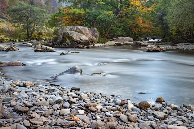 Ver a lo largo del río Glaslyn en otoño