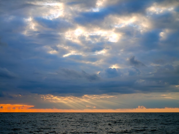 Ver en el mar durante la puesta de sol