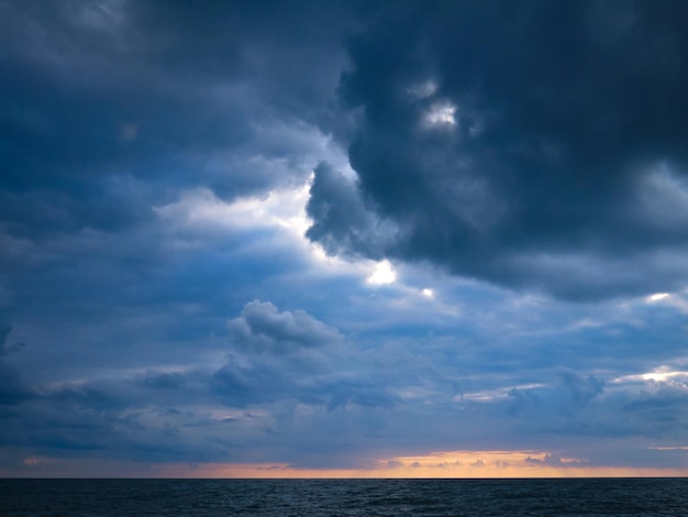 Ver en el mar durante la puesta de sol