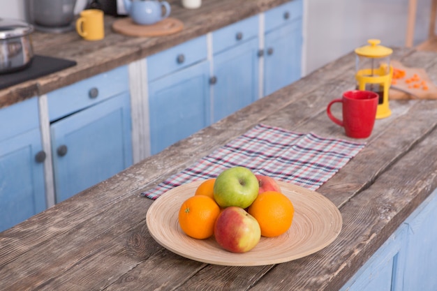 Ver en la mesa de madera en la cocina con fruta y teaspot en él.