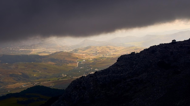 Foto ver montaña en las nubes senderismo