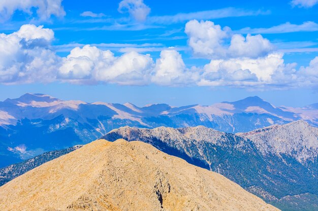 Ver en las montañas Tauro desde la cima de la montaña Tahtali