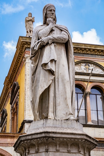 Ver en el monumento del poeta Dante Alighieri en la Piazza dei Signori en Verona, Italia