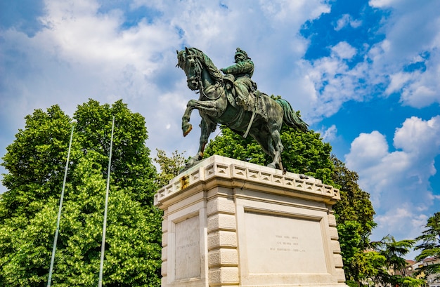 Ver en el monumento a Vittorio Emanuele el segundo, rey de Italia en la Plaza Bra en Verona, Italia