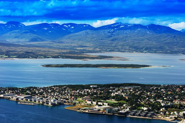 Ver na cidade de Tromso do fundo das montanhas hd