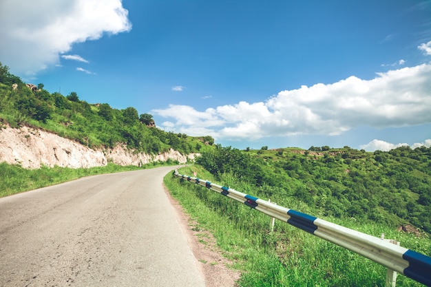 Ver na estrada e céu azul com nuvens