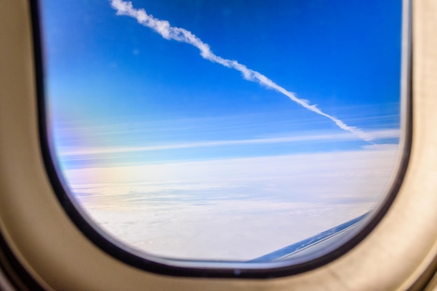 Ver las nubes blancas y el ala desde la ventana del avión