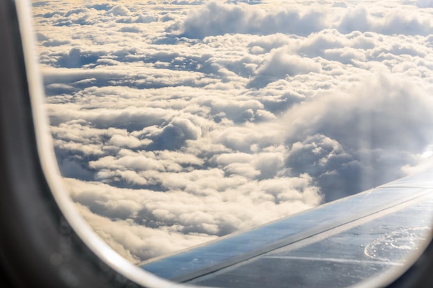 Ver las nubes blancas y el ala desde la ventana del avión