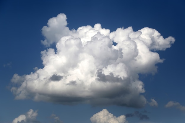 Ver en las nubes blancas en el cielo azul