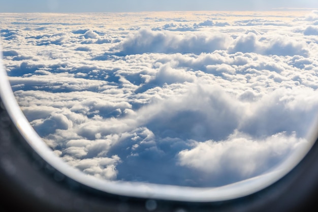 Ver nubes blancas desde la ventana del avión