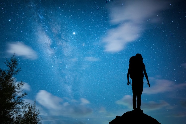 Ver o espaço do universo tiro da Via Láctea com estrelas no céu noturno