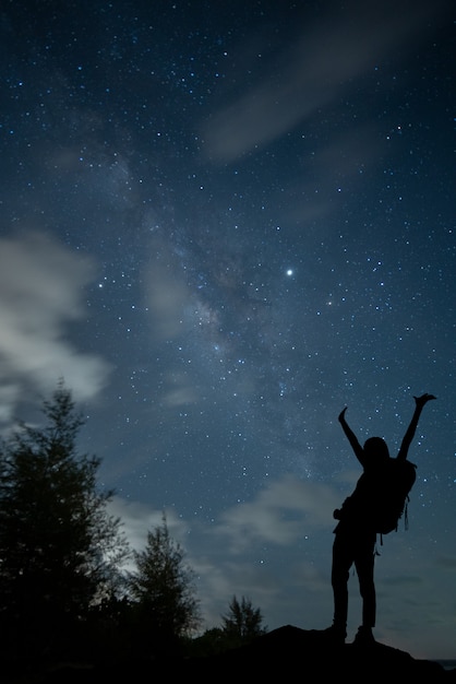 Foto ver o espaço do universo tiro da via láctea com estrelas no céu noturno