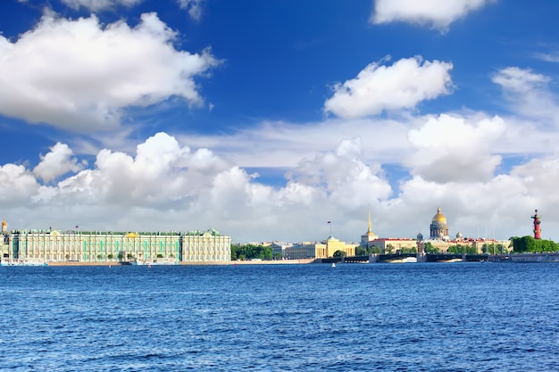 Ver o Palácio de inverno em São Petersburgo do Rio Neva. Rússia