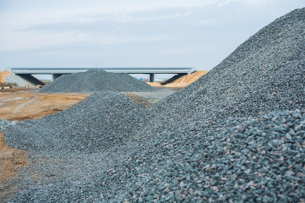 Ver obras viales a través de montón de grava