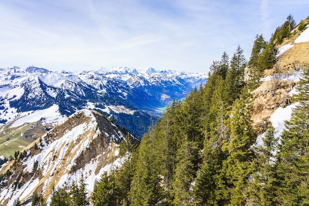 Ver os na bela Suíça Alpes como visto do Monte Stanserhorn no cantão de Nidwalden