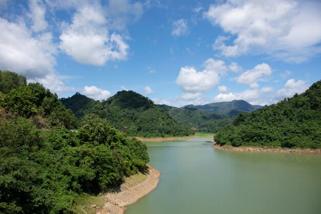 Ver paisagem do reservatório de Bang Lang e barragem de Pattani com montanha e floresta no distrito de Bannang Sata da província de Yala Tailândia