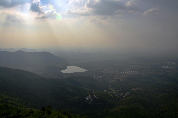 Ver paisagem e montanha Khao Wong Phrachan com construir grande estátua de buda no canteiro de obras em Huay Pong e distrito de Khok Samrong na província de Lopburi Tailândia