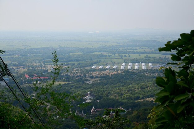 Ver paisagem e montanha Khao Wong Phrachan com construir grande estátua de buda no canteiro de obras em Huay Pong e distrito de Khok Samrong na província de Lopburi Tailândia