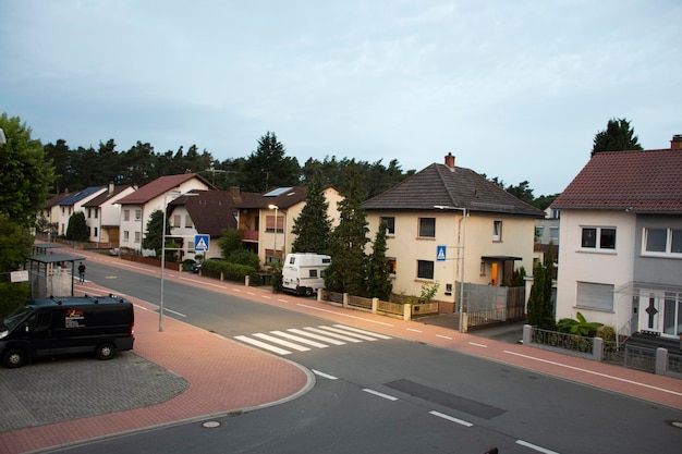 Ver paisagem e paisagem urbana com estrada de tráfego do distrito de Sandhausen e vila em morining em Heidelberg em 25 de agosto de 2017 em BadenWurttemberg Alemanha