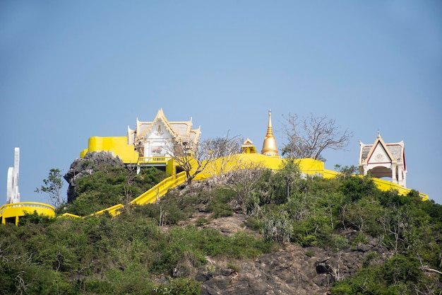 Foto ver el paisaje y la carretera de tráfico al lado del paisaje marino con el templo wat khao chong krachok en la montaña en prachuap khiri khan tailandia para los tailandeses y los viajeros extranjeros que viajan visita