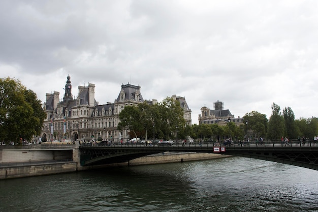 Ver el paisaje de la ciudad de París a orillas del río Sena y el Hotel de Ville con carretera de tráfico el 6 de septiembre de 2017 en París Francia