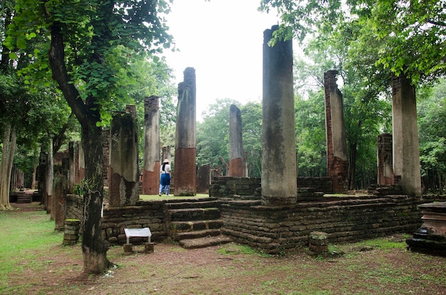 Ver el paisaje de la estatua de Buda en Wat Phra Non en el edificio antiguo y la ciudad de las ruinas de Kamphaeng Phet Historical Park es un sitio arqueológico y el área de Aranyik en Kamphaeng Phet Tailandia