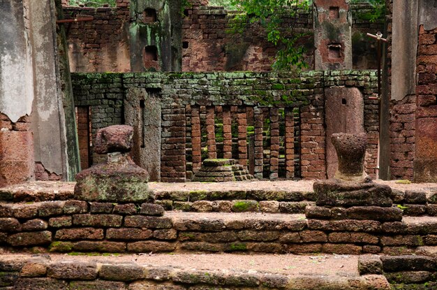 Ver el paisaje de la estatua de Buda en Wat Phra Non en el edificio antiguo y la ciudad de las ruinas de Kamphaeng Phet Historical Park es un sitio arqueológico y el área de Aranyik en Kamphaeng Phet Tailandia