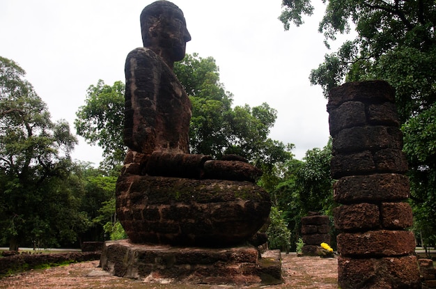 Ver el paisaje de la estatua de Buda en Wat Phra Sing en el edificio antiguo y la ciudad de las ruinas de Kamphaeng Phet Historical Park es un sitio arqueológico y el área de Aranyik en Kamphaeng Phet Tailandia