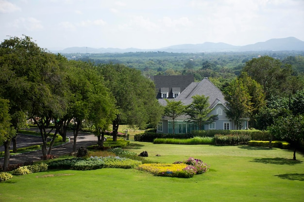 Ver el paisaje de lujo y jardín moderno para los viajeros, la gente se sienta a comer, beber y escuchar música en la noche del restaurante en Khao Yai en Nakhon Ratchasima Tailandia