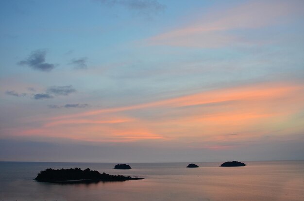 Ver el paisaje marino y el cielo nublado en el mar océano golfo de tailandia al atardecer anochecer para los tailandeses viajeros extranjeros viajar visitar descansar relajarse en el mirador de la isla de Koh Chang en Trat Tailandia