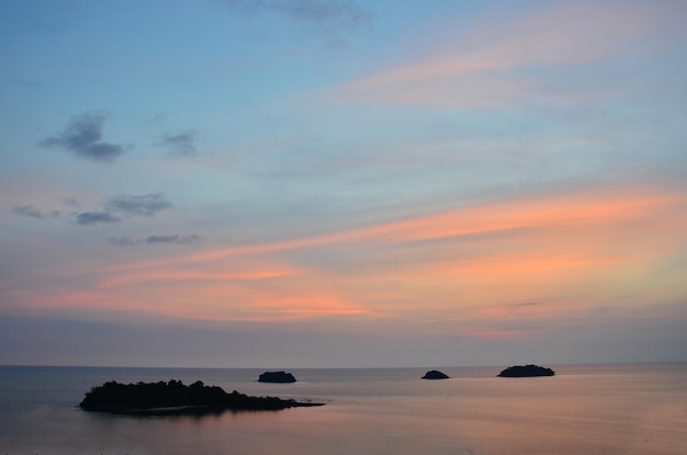 Ver el paisaje marino y el cielo nublado en el mar océano golfo de tailandia al atardecer hora del atardecer para los tailandeses viajeros extranjeros viajar visitar descansar relajarse en el mirador de la isla de Koh Chang en Trat Tailandia