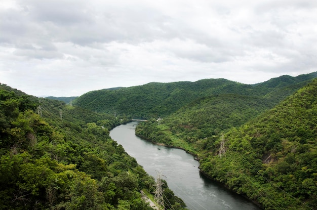 Ver el paisaje de la montaña y el bosque con la represa Bhumibol y los aliviaderos anteriormente conocidos como la represa Yanhee en Tak Tailandia