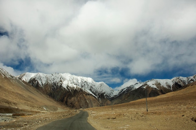 Ver el paisaje con las montañas del Himalaya y entre el viaje del lago de pastizales altos Pangong Tso ir a Leh Ladakh en la carretera del lago Pangong y Khardung La Road durante la temporada de invierno en Jammu y Cachemira India